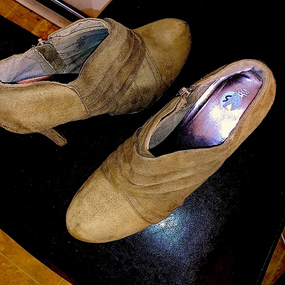4/$20 Suade tan ankle booties with 4 inch heel by Massimo-9.5 - Picture 3 of 8